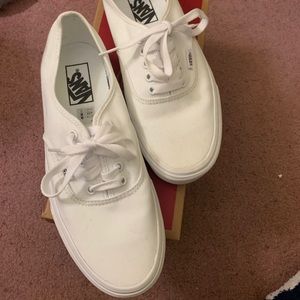 BRAND NEW WHITE VANS Size 8 in Men and 9.5 inWomen